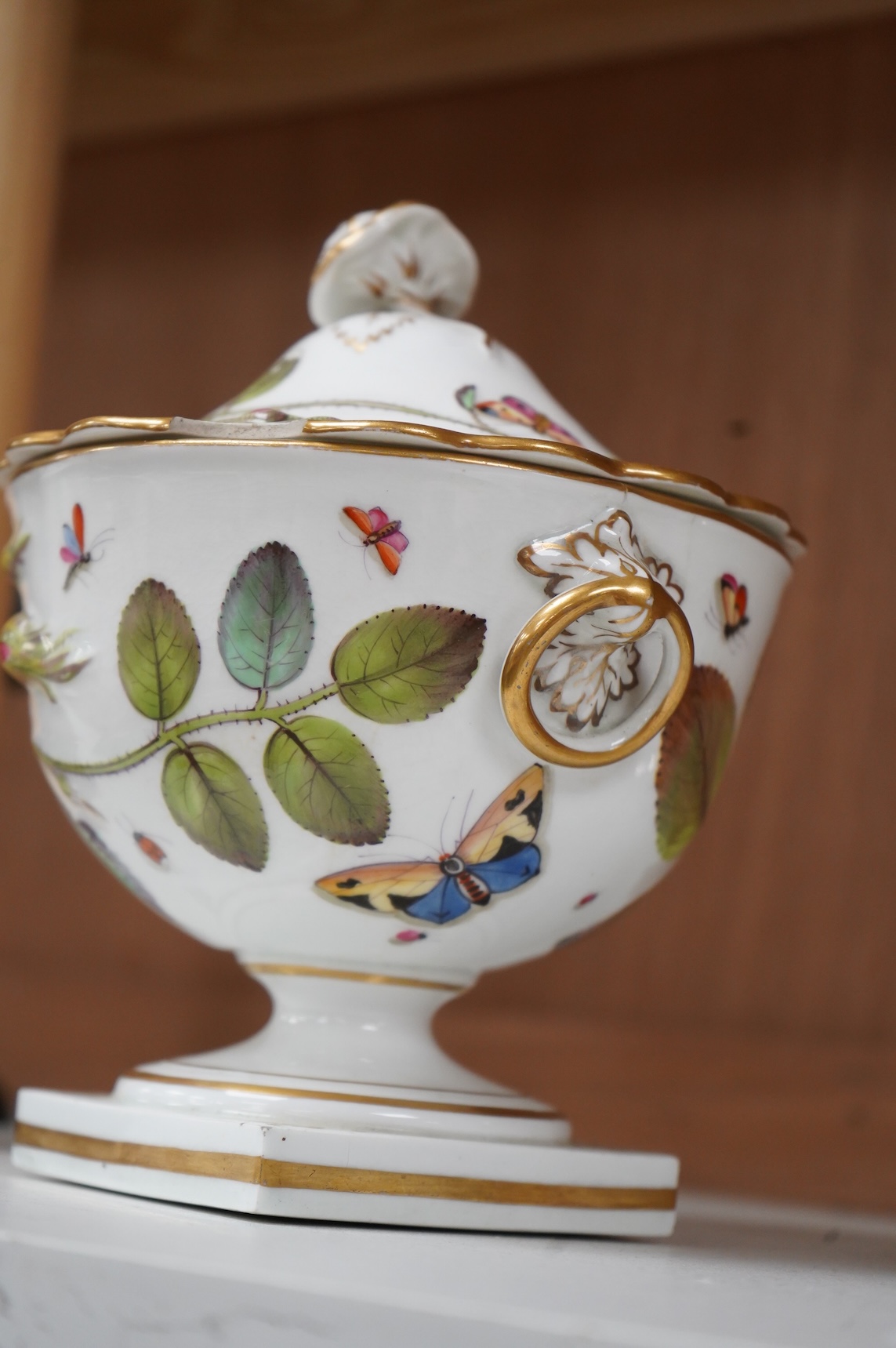 A Chamberlains Worcester Blind Earl pattern sauce tureen and cover, early 19th century, 18cm high